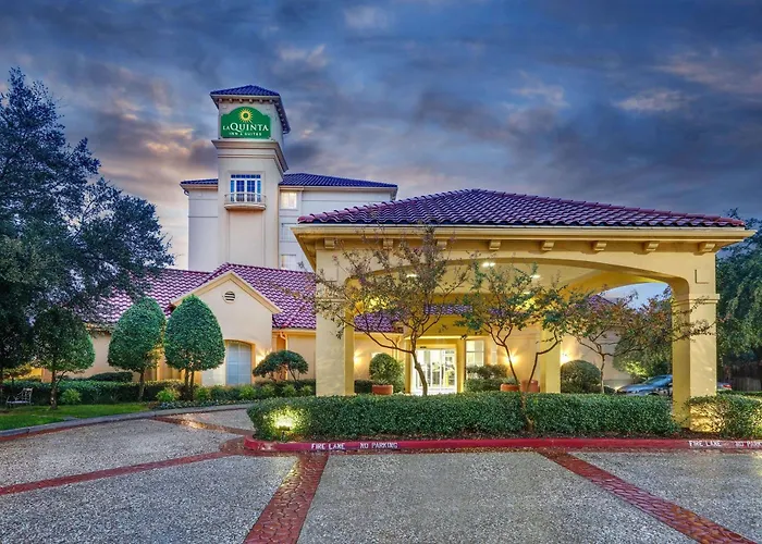 Best Hotels with Water Parks Dallas
