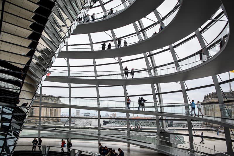 Die Reichstagskuppel ist eine der vielen kostenlosen Attraktionen in Berlin.
