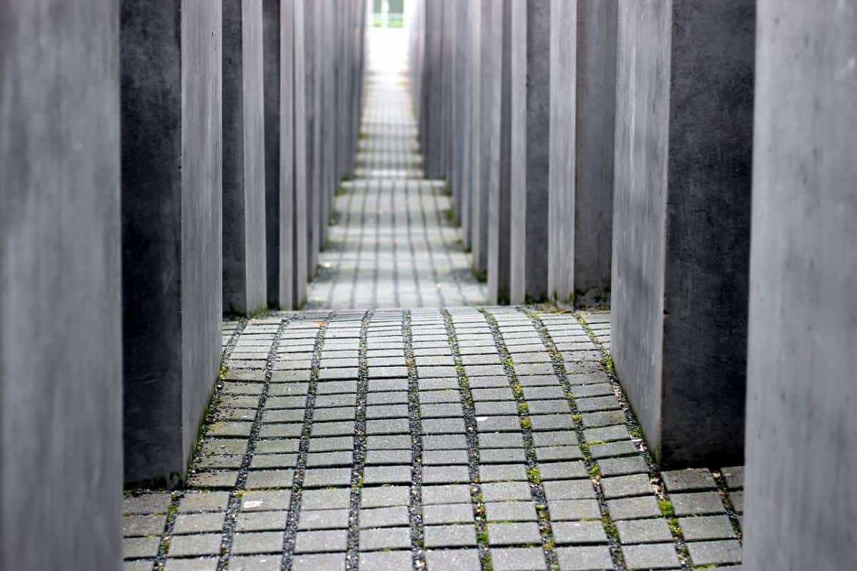Das Holocaust Denkmal ist eine kostenlose Attraktion, die der Millionen ermordeten Juden in Europa gedenkt.