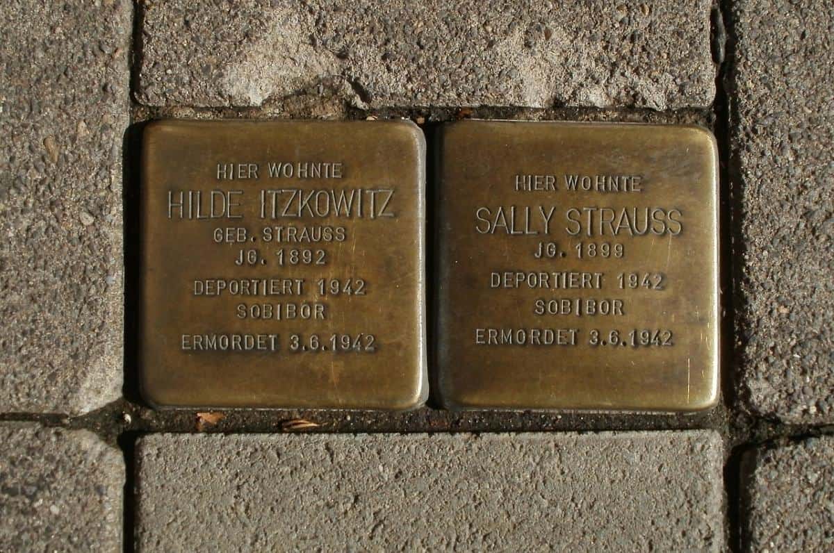 Stolpersteine finden sich überall im Stadtgebiet. Sie gedenken der vielen jüdischen Mitbürger und anderen Berlinern, die während der Naziherrschaft ermordet wurden.