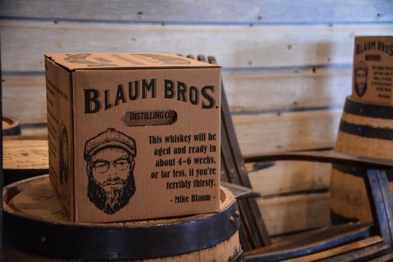 Blaum Bros war noch ein recht junges Unternahmen, das sich dem Produzieren erstklassiger Whiskeys und anderer Destillate verschrieben hatte. Ihr guter Sinn für Humor war legendär.