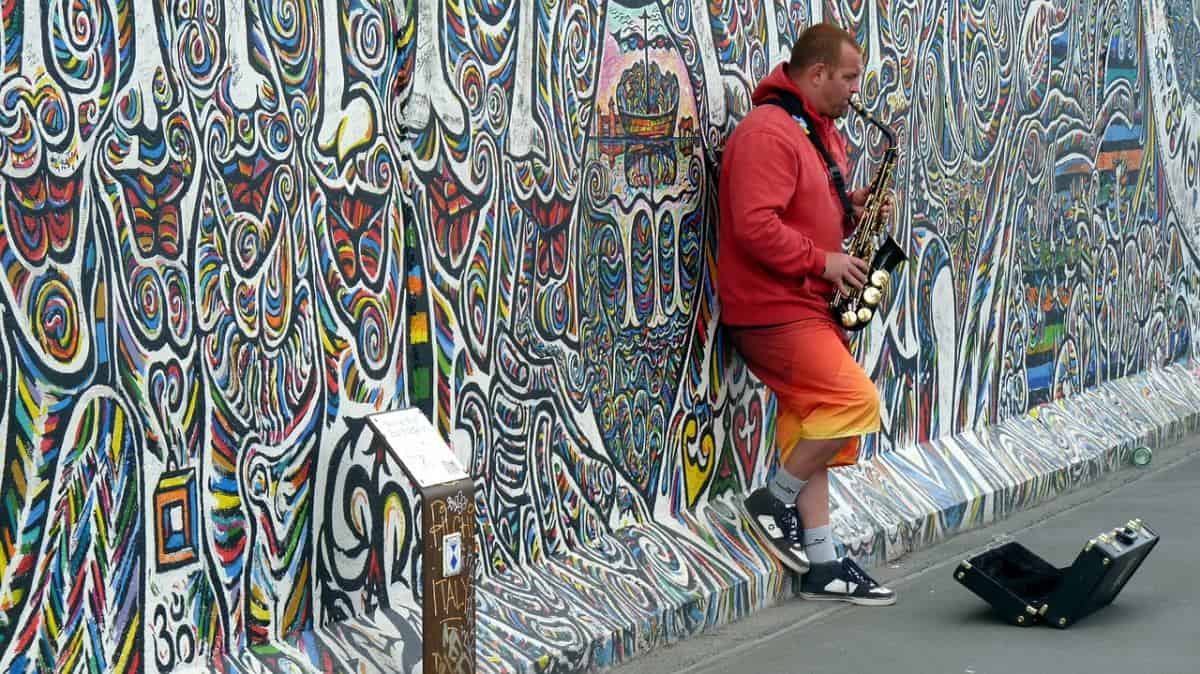 East Side Gallery ist ein langer Abschnitt der Berliner Mauer, der tatsächlich noch fortbesteht. Künstler aus aller Welt haben den grauen Streifen Beton in eine Open-Air-Kunstgalerie verwandelt.