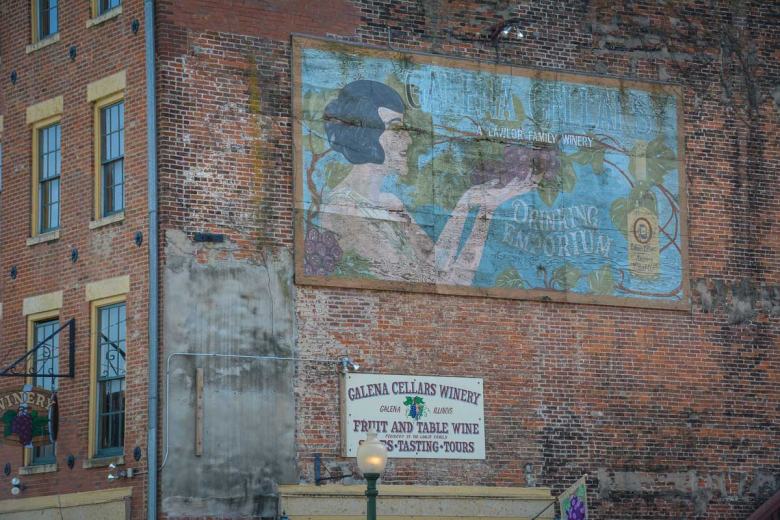 Verblasste Werbeplakate auf roten Backsteinwänden – der Zeitgeist vergangener Generationen war in Galena noch sehr lebendig.