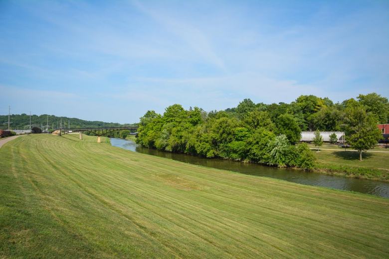 Galena lag am Galena River. Ein Deich und ein beeindruckendes Fluttor aus Eisen schützte die Stadt vor größeren Überschwemmungen.