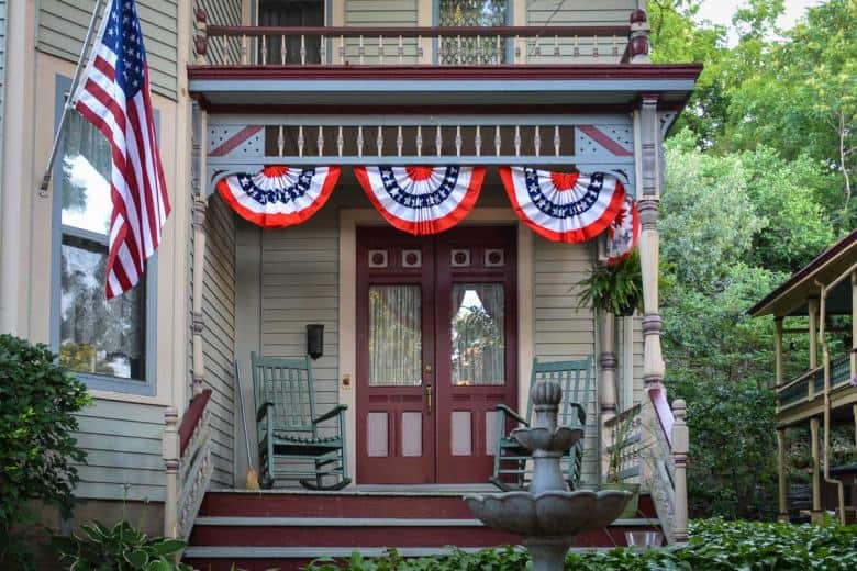 Da wir kurz nach dem 4. Juli die Stadt besichtigten, waren noch viele Häuser mit patriotischen Farben geschmückt.