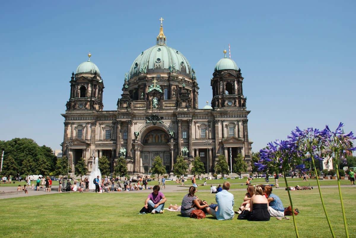 Der Lustgarten ist ein kleiner Park mitten im historischen Zentrum von Berlin.