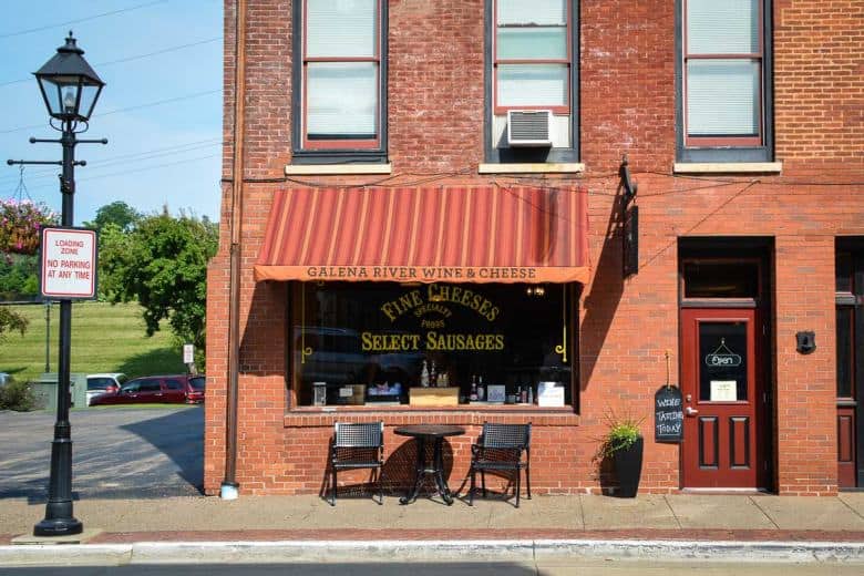 Eine typische Szene in Galena. Hinter der Main Street begann bereits der Damm und dahinter floss der Galena River. 
