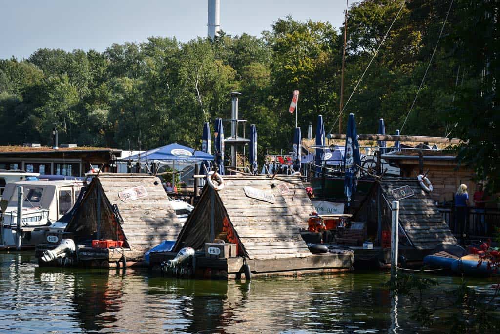 Im Treptower Park kann man Kanus, Tretboote und diese süßen Floße auf der Spree mieten.