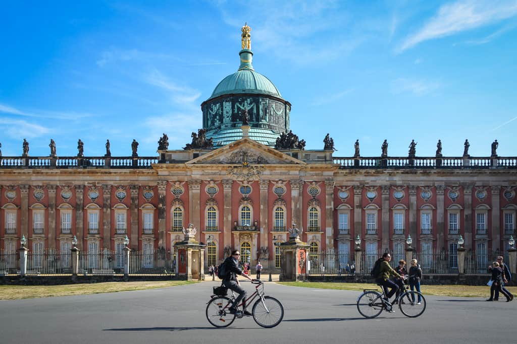Das Neue Palais wirkt größter und imposanter als das weitaus bekanntere Schloss Sanssouci. Auch wenn er älter ist, so wurde er erst in der zweiten Hälfte des 19. Jahrhunderts eine kaiserliche Residenz.