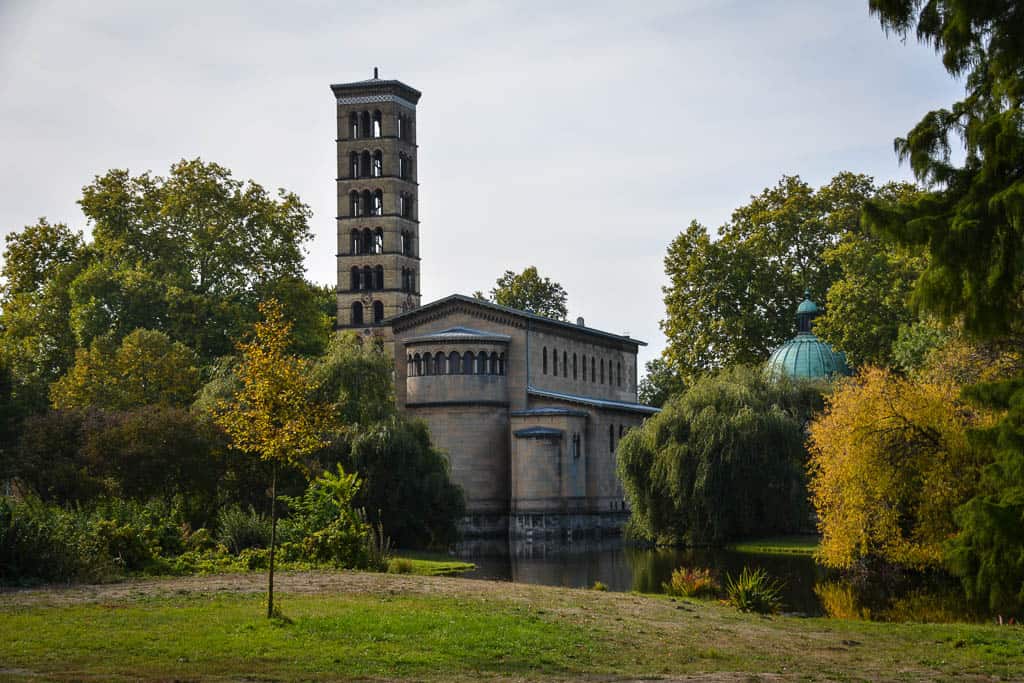 Die hübsche Friedenskirche befindet sich in der Südostecke des Parks. Man sieht sie durch den Zaun, wenn man von Schloss Sanssouci zur Innenstadt spaziert.