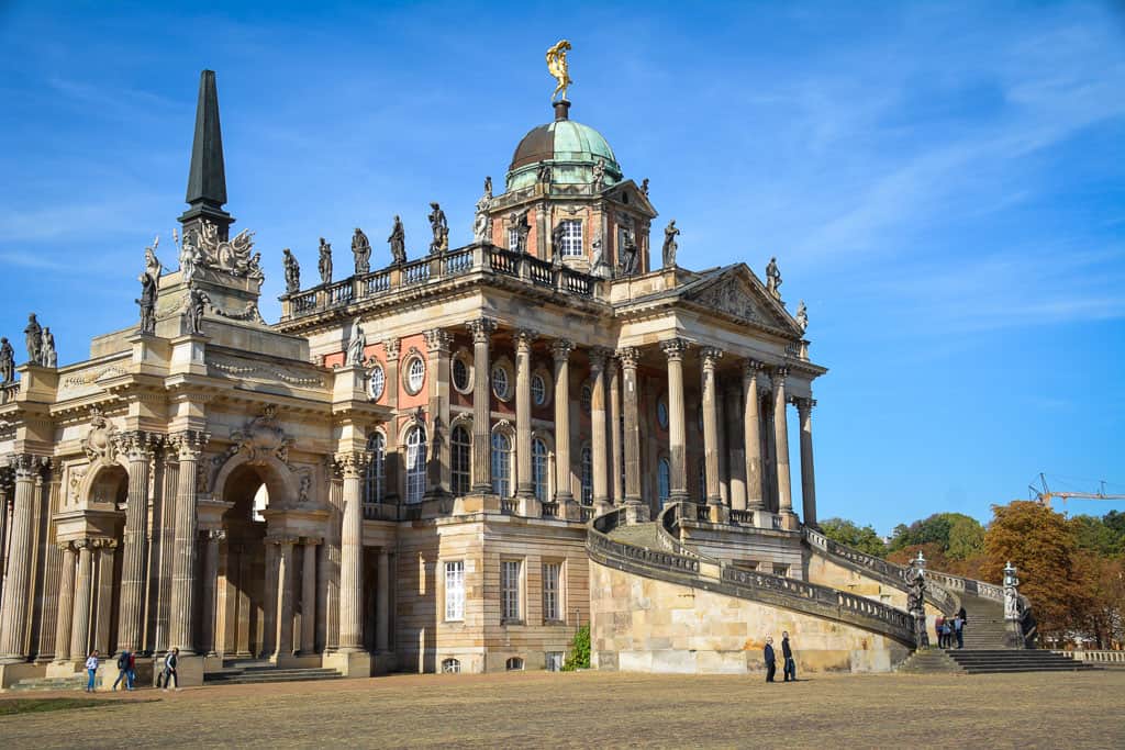 Die Communs liegen dem Neuen Palais gegenüber. Sie sind beinah noch prachtvoller als das eigentliche Schloss, auch wenn hier 