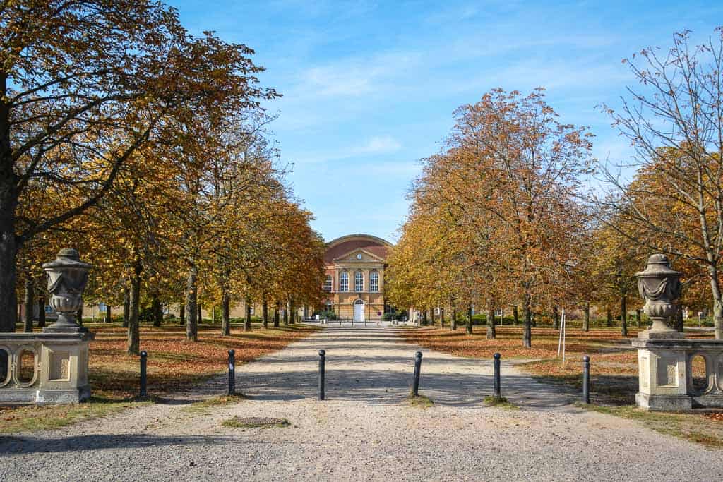 Dieser Oktober war wirklich ein unglaublicher Glücksfall, trocken, warm und sonnig. Unser Spaziergang in Potsdam Sanssouci begann mit dem Gebäudeensemble rund ums Neue Palais und endete in der Innenstadt.