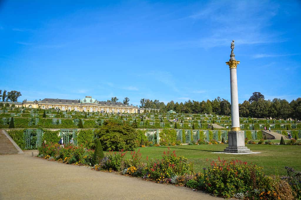Sanssoucis Lustgarten besteht aus einem terrassierten Weinberg, vielen blühenden Blumenbeeten und einigen netten Ecken zum einfach nur Sitzen und Genießen.