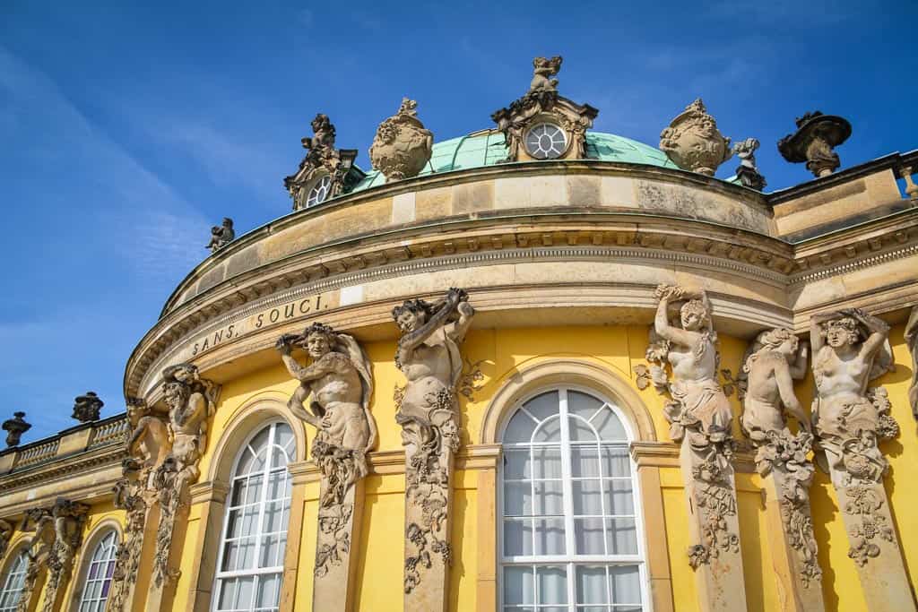 'Sans Souci' bedeutet natürlich auf Französisch 'Ohne Sorge'. Friedrich der Große hat dieses Schloss so sehr geliebt, dass er hier auch beerdigt werden wollte.