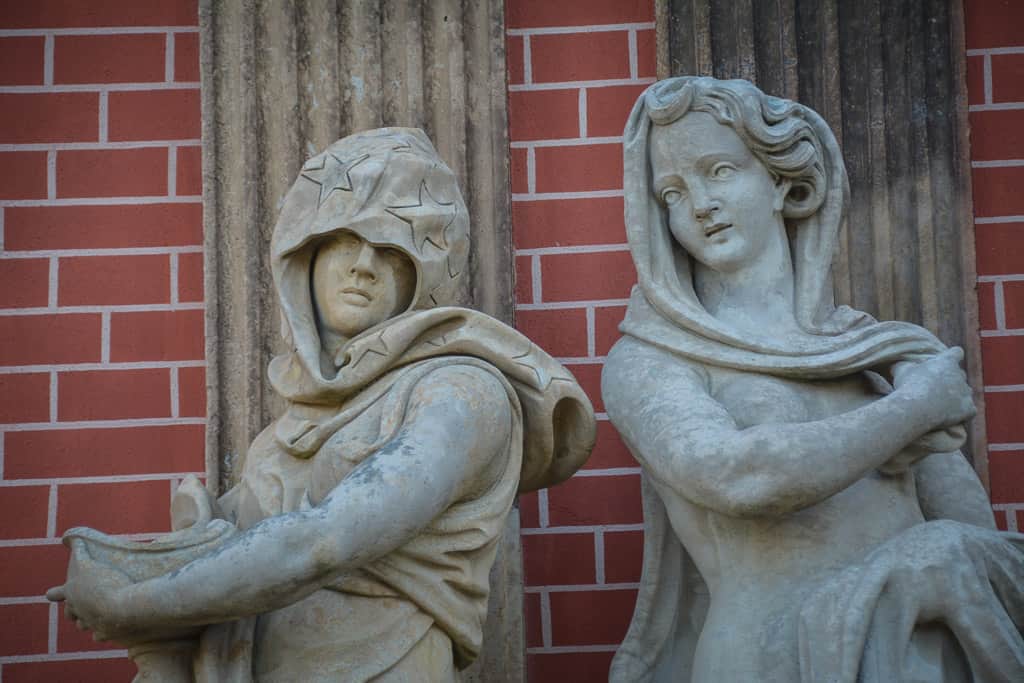Diese hübschen Damen sind Teil des Neuen Palais. Im Winter werden alle Statuen übrigens frostsicher in Holzkisten verpackt.