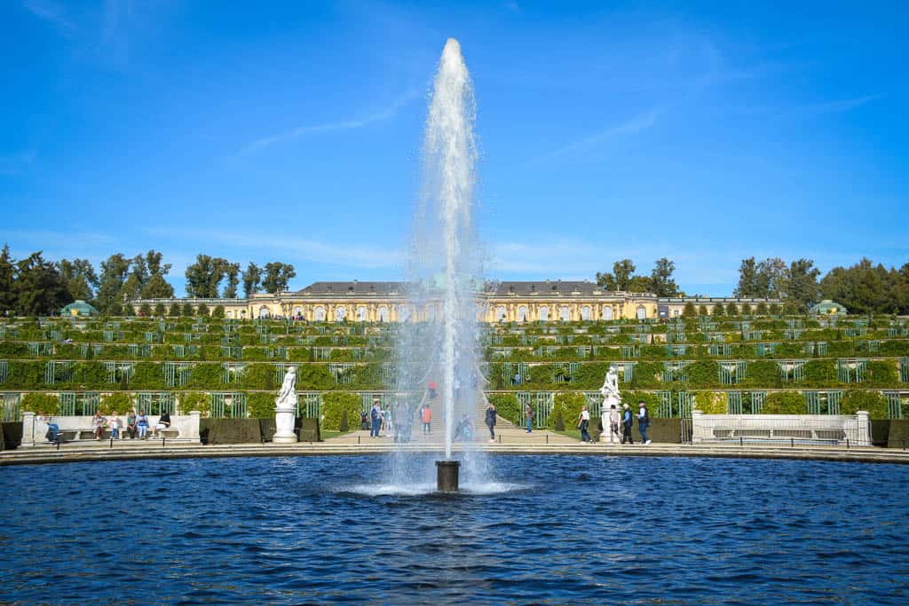 Schloss Sanssouci sieht vom Lustgarten gesehen erstaunlich bescheiden aus, vielleicht, weil eine untere Etage fehlt, die das Gebäude ein wenig angehoben hätte.