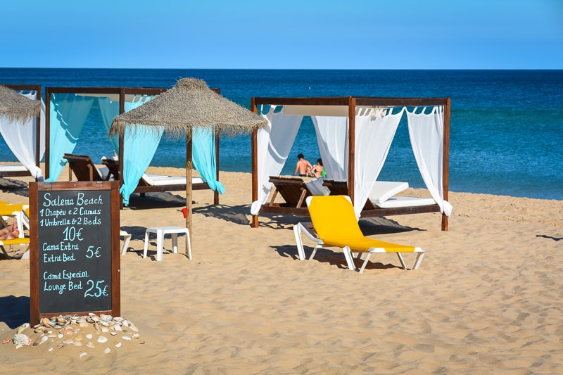 Das kleine Örtchen Salema ist perfekt für ein paar entspannte Strandtage