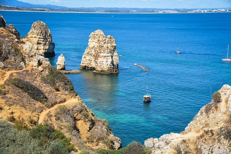 Viele Besucher besuchen die spannenden Felsformationen an der Küste