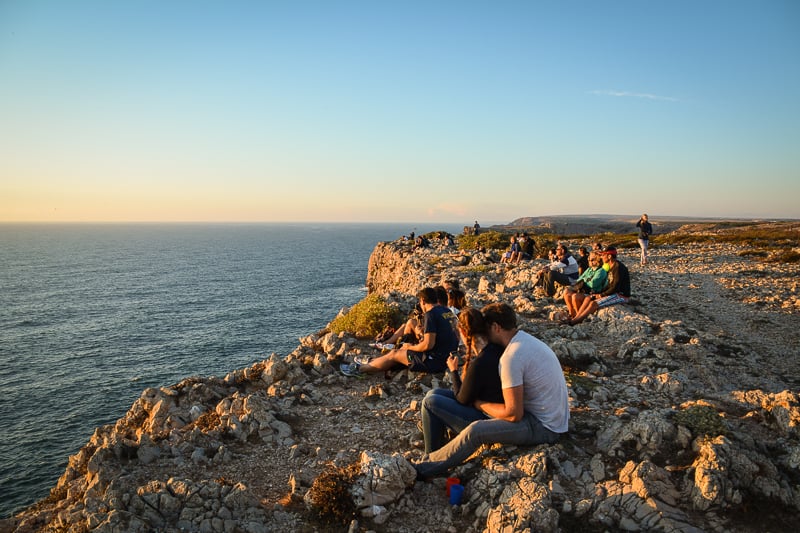 Besucher versammeln sich zum gemeinsamen Sonnenuntergang bei Sagres