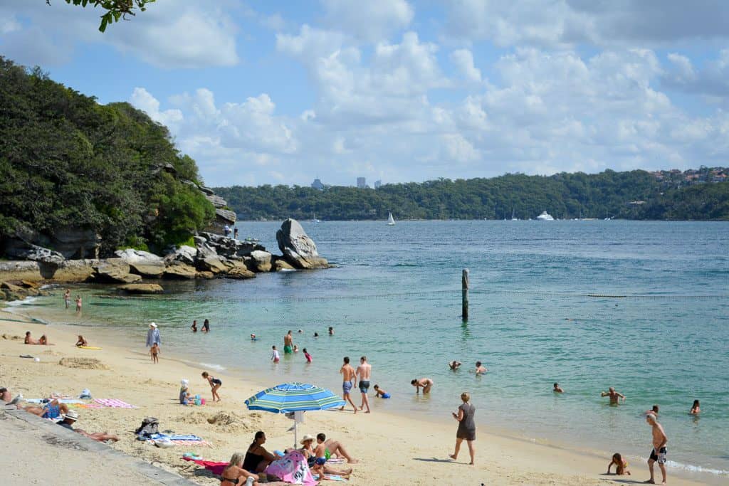 Hafenstrände wie Shark Beach liegen sehr geschützt und sind besonders bei Familien sehr beliebt.