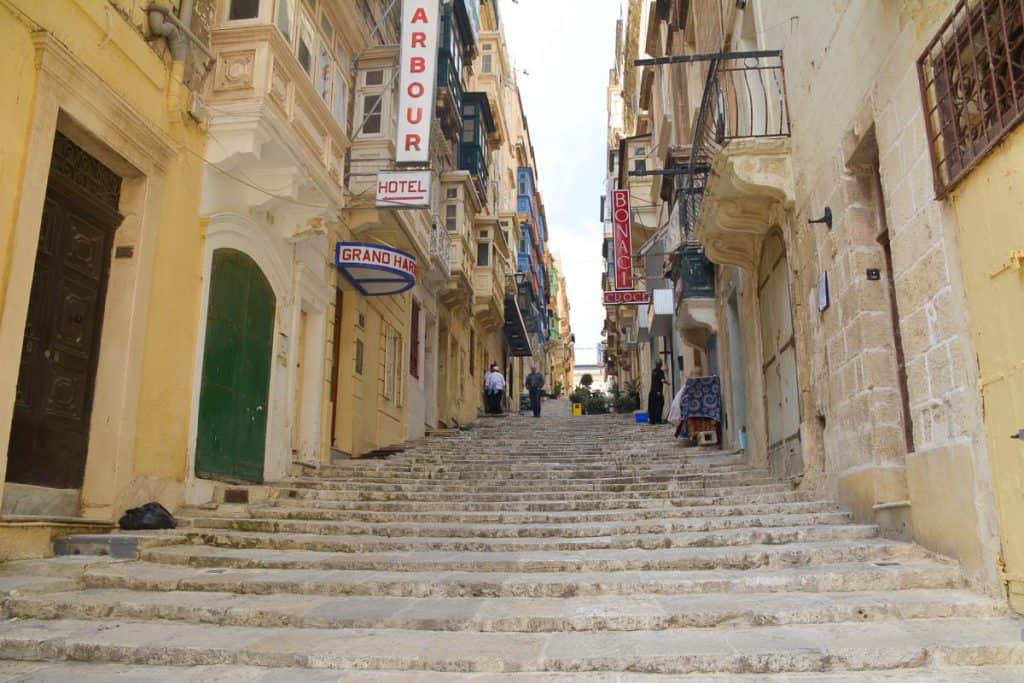 Die steilen Straßen von Valletta sind einen Besuch wert.
